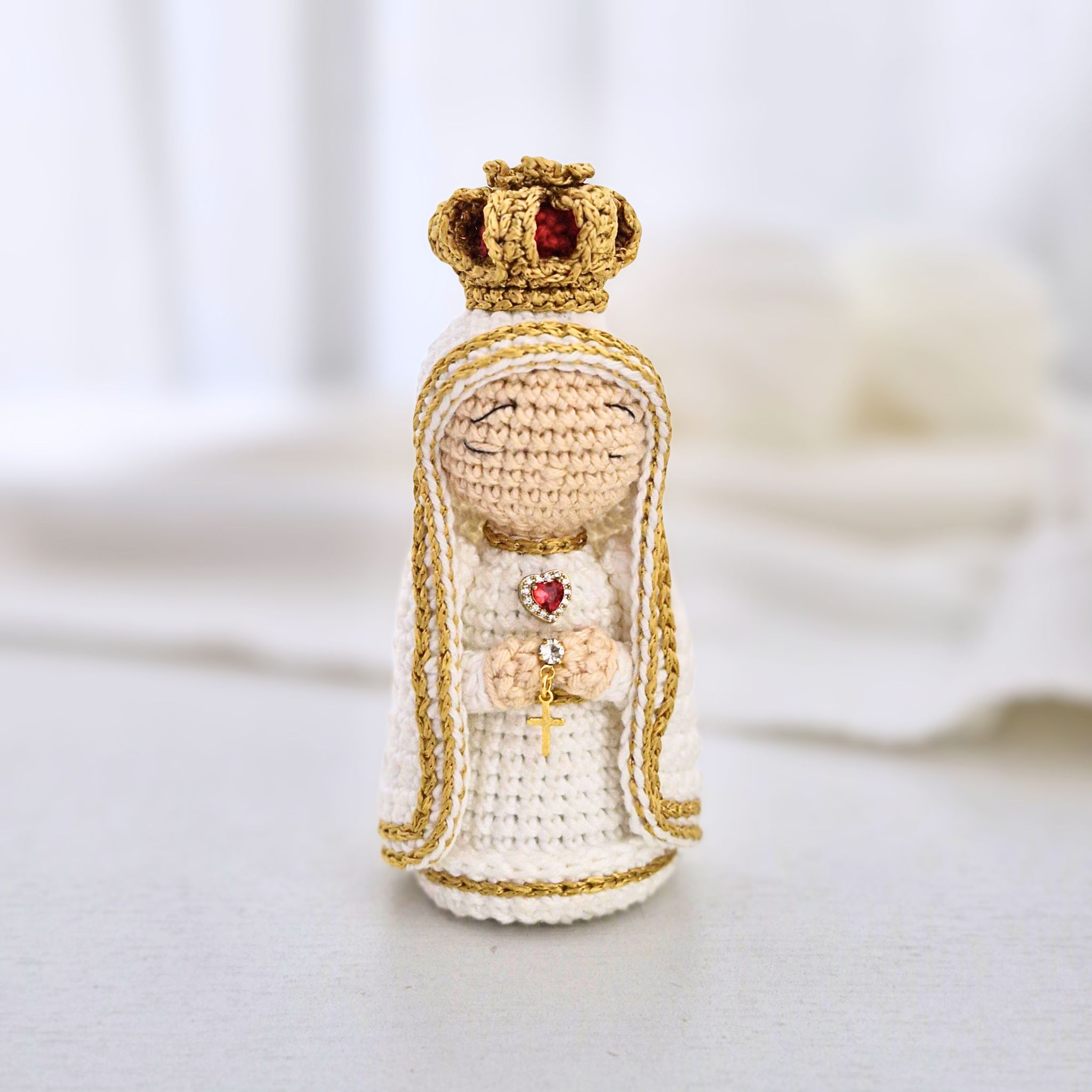Nossa Senhora de Fátima em amigurumi com coroa dourada e manto branco, peça em crochê artesanal