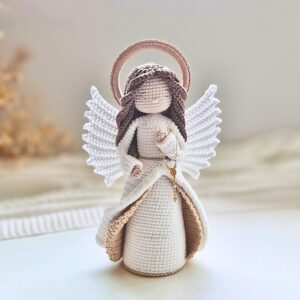 Anjo Luz em amigurumi com asas brancas e rosário – e-book em PDF