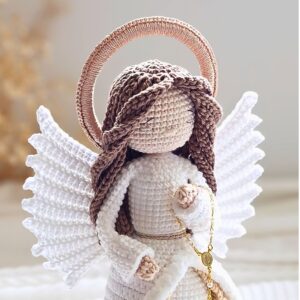Anjo Luz em amigurumi com asas brancas abertas e halo dourado