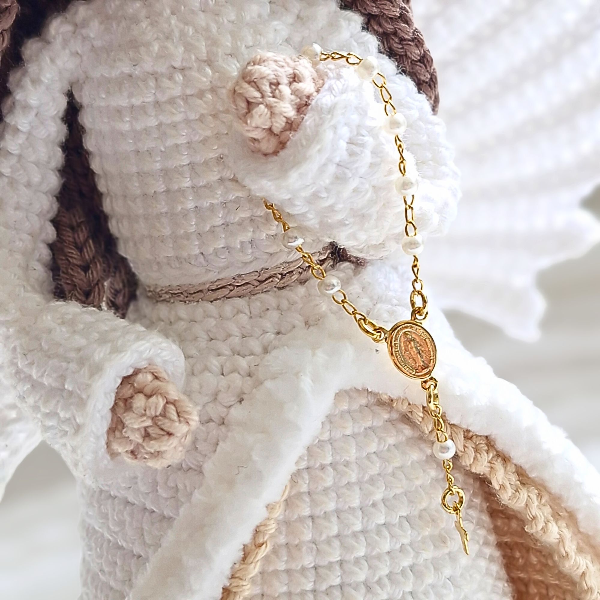 Detalhe do Anjo Luz em amigurumi com rosário dourado