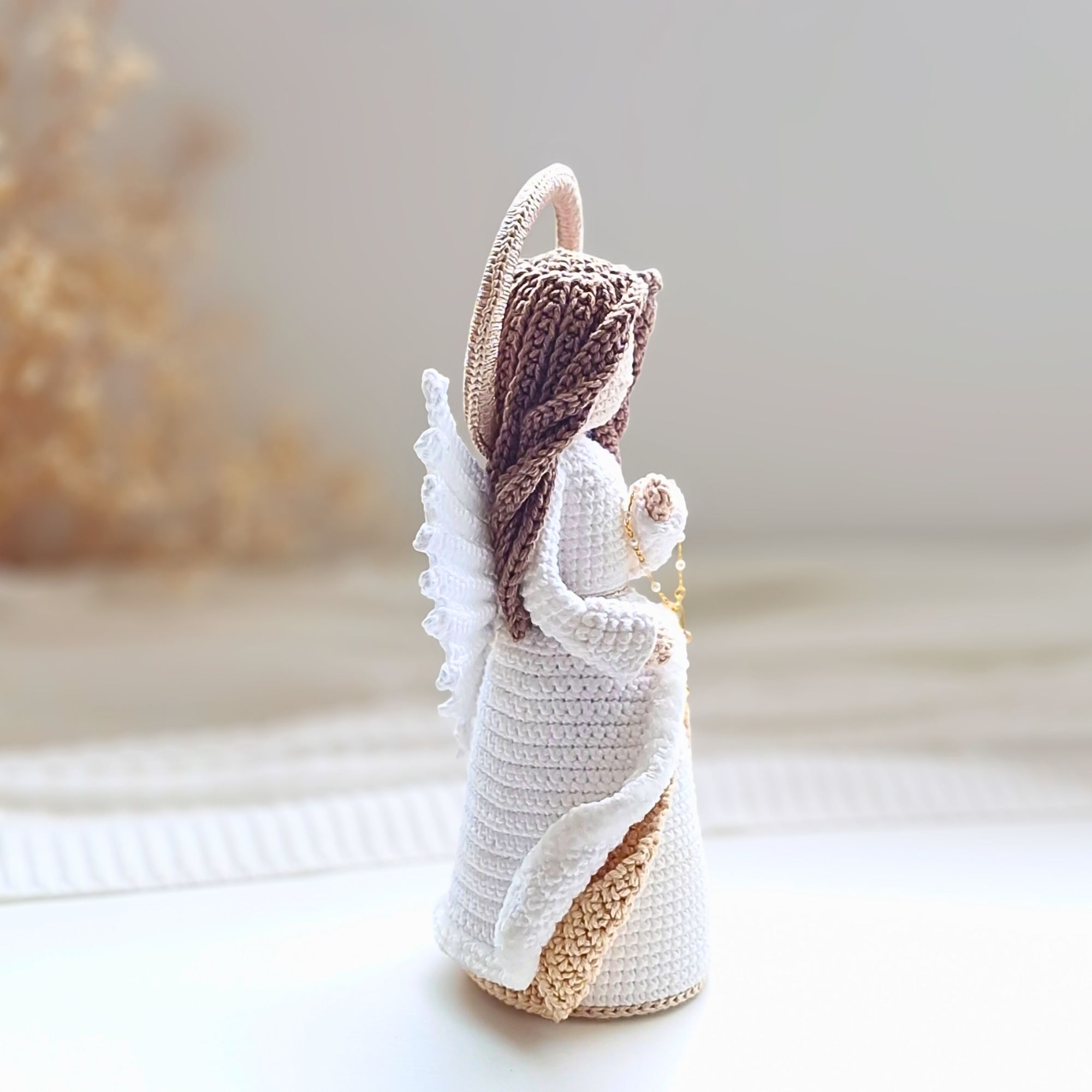 Anjo Luz em amigurumi visto de perfil com asas em destaque