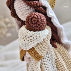 Detalhe do Menino Jesus em amigurumi de crochê no colo de Maria