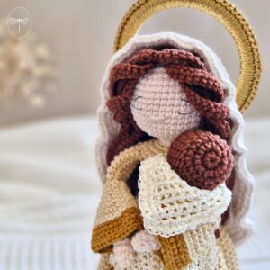 Nossa Senhora em amigurumi de crochê segurando o Menino Jesus no colo
