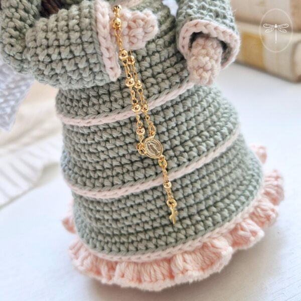 Detalhe do terço do Anjo Alma em amigurumi
