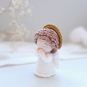anjo em crochê com design minimalista e harmonioso