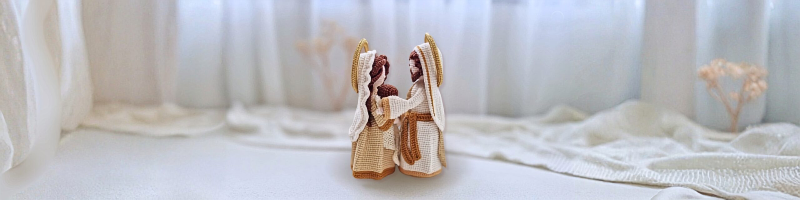 Sagrada Família em amigurumi criada por Tati Tonetti com design autoral e fotografia em tons claros.