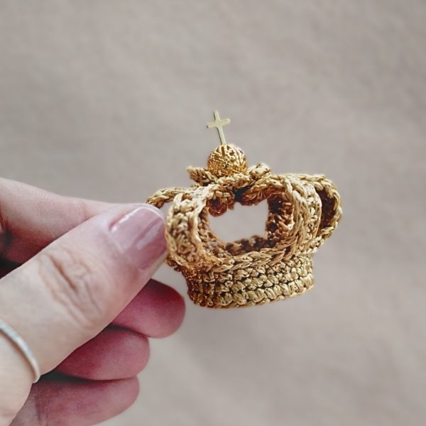 Coroa de Nossa Senhora Aparecida em crochê amigurumi