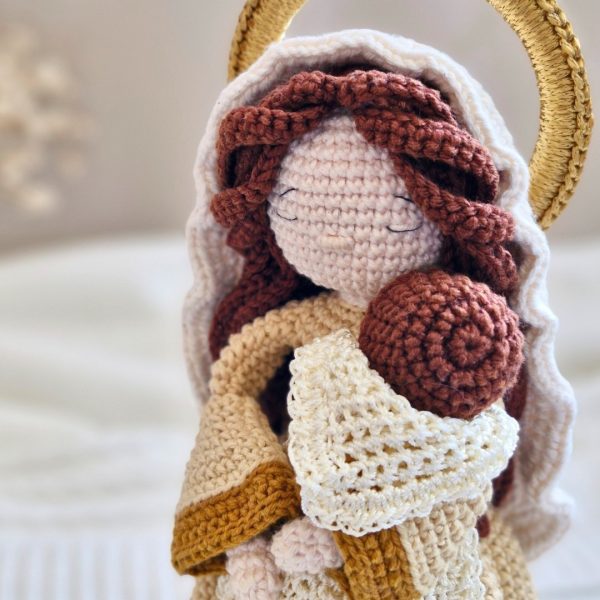 Detalhe de Maria com o Menino Jesus em amigurumi, mostrando textura e acabamento do crochê artesanal