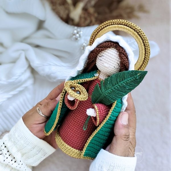 Santa Luzia em amigurumi com palma e olhos, representação em crochê artesanal