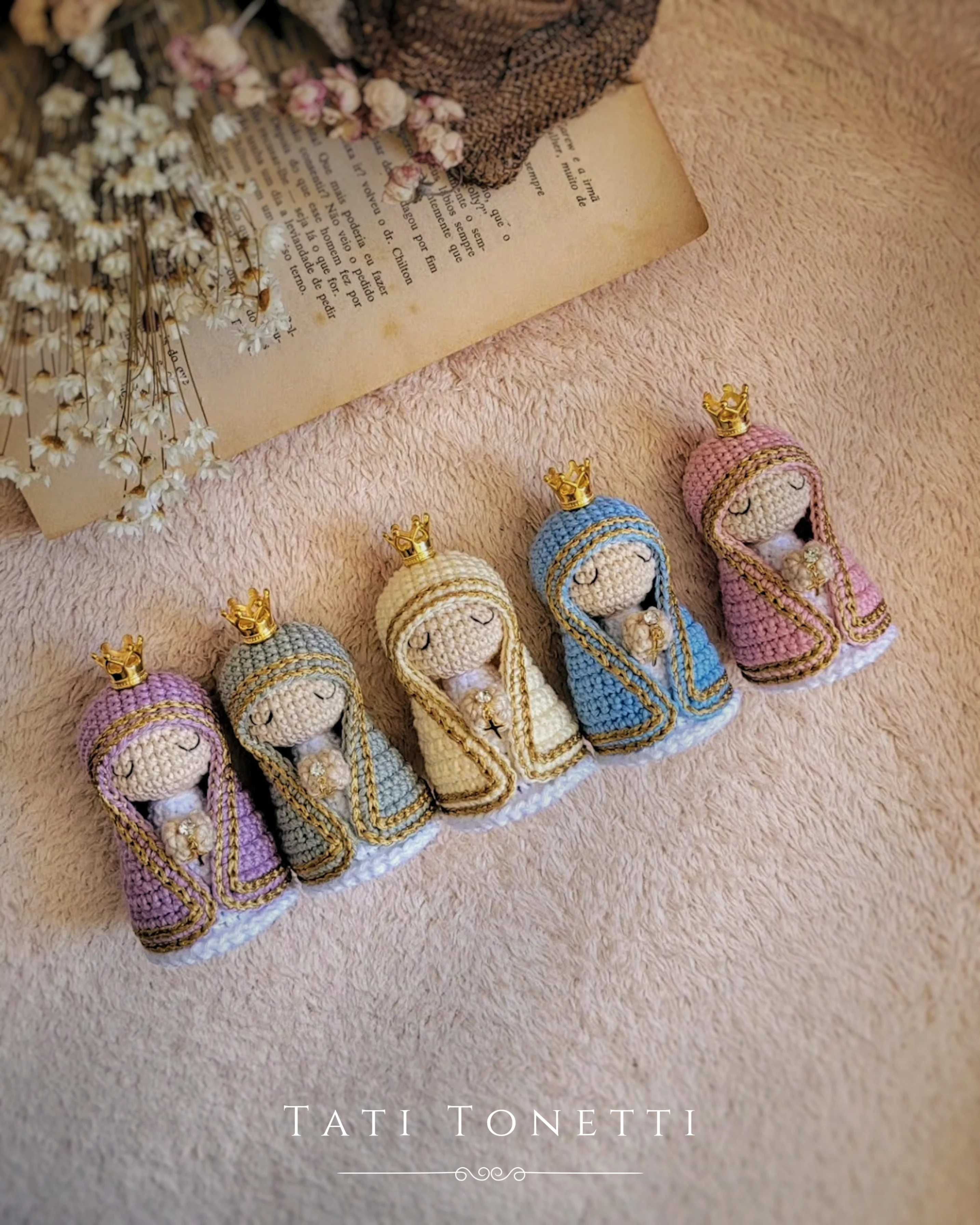 Mini Nossa Senhora em Amigurumi confeccionada com fios, manto e coroa. Projeto autoral em PDF.