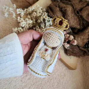 Mini Nossa Senhora de Fátima Amigurumi feita à mão – Tati Tonetti