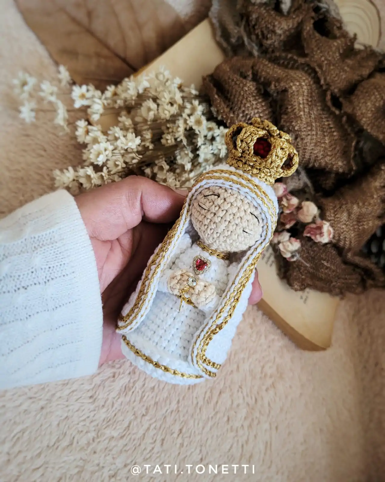 Mini Nossa Senhora de Fátima Amigurumi feita à mão – Tati Tonetti