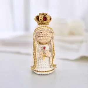 Nossa Senhora de Fátima em amigurumi com coroa dourada e manto branco, peça em crochê artesanal
