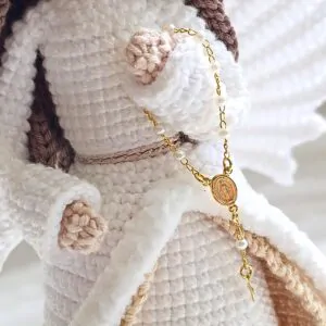 Detalhe do Anjo Luz em amigurumi com rosário dourado