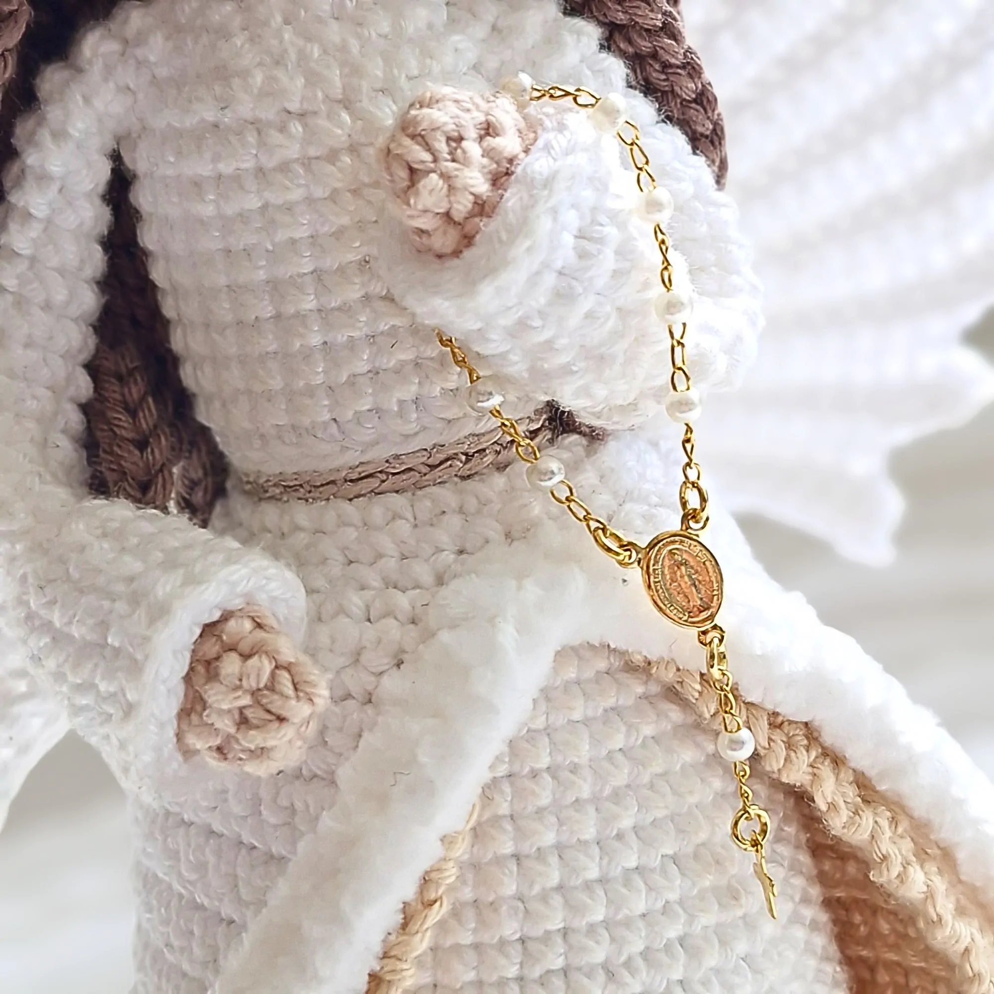 Detalhe do Anjo Luz em amigurumi com rosário dourado