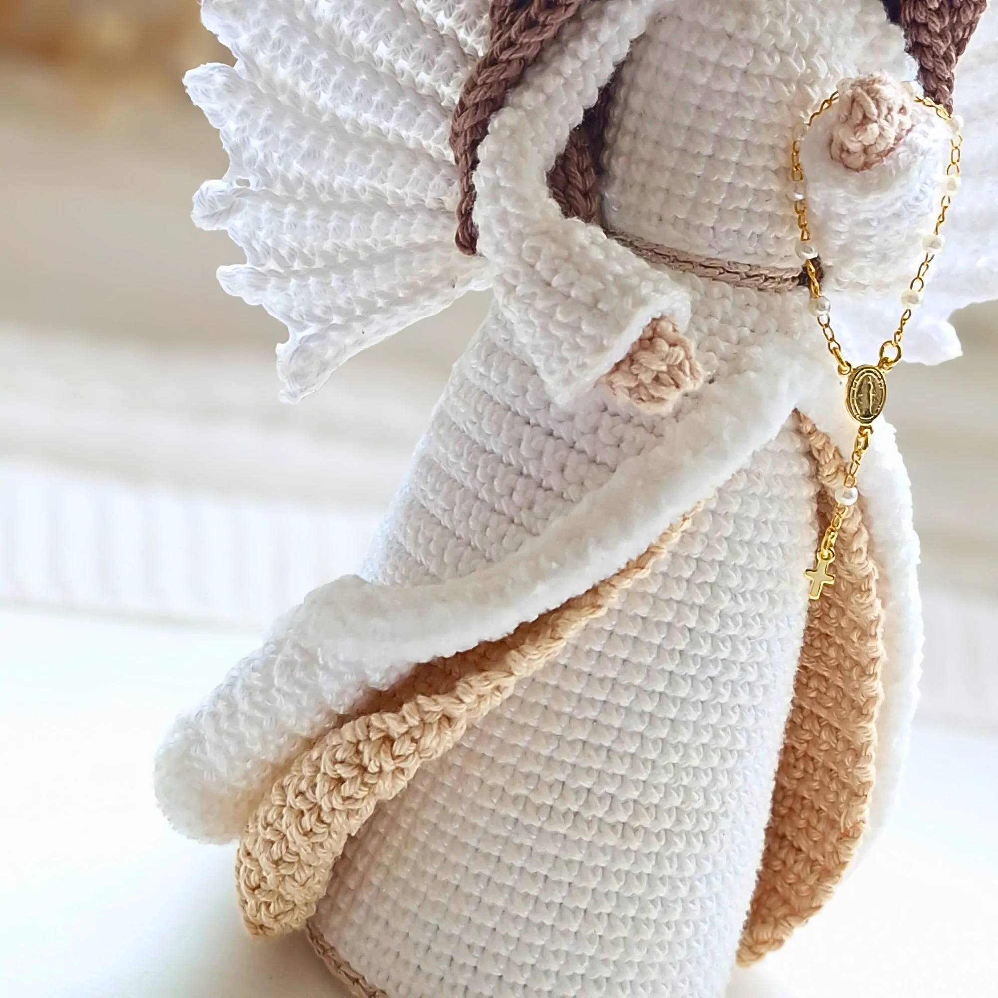 Detalhe das asas e do acabamento do Anjo Luz em amigurumi