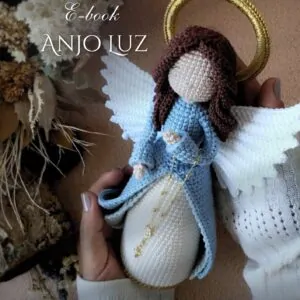 Anjo Luz com fundo floral seco, mão segurando a peça