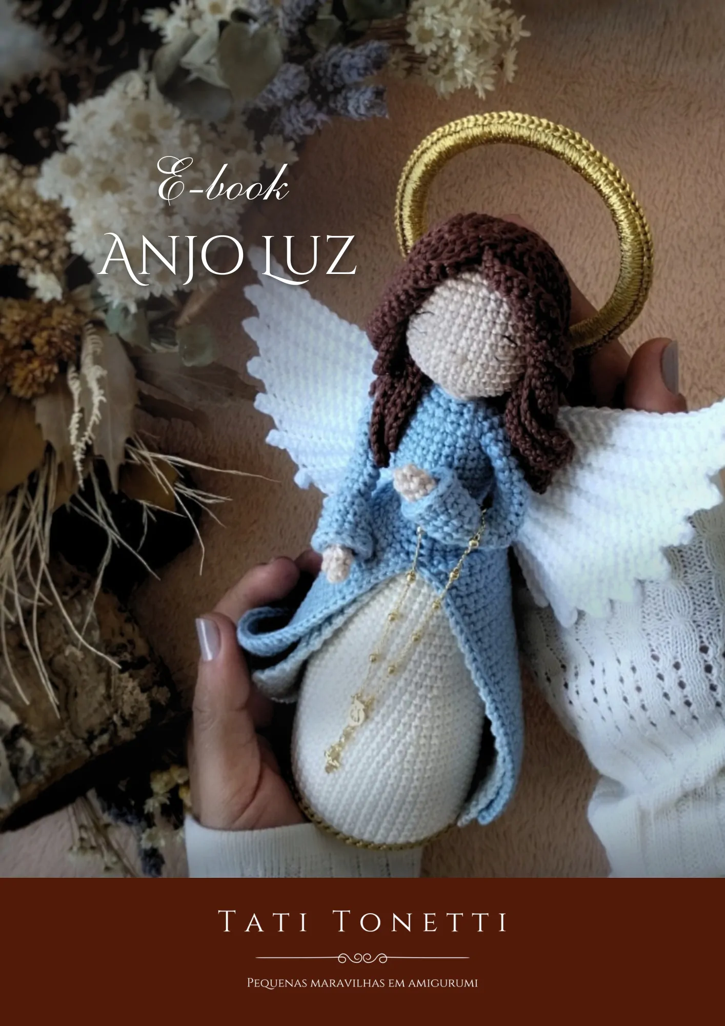 Anjo Luz com fundo floral seco, mão segurando a peça