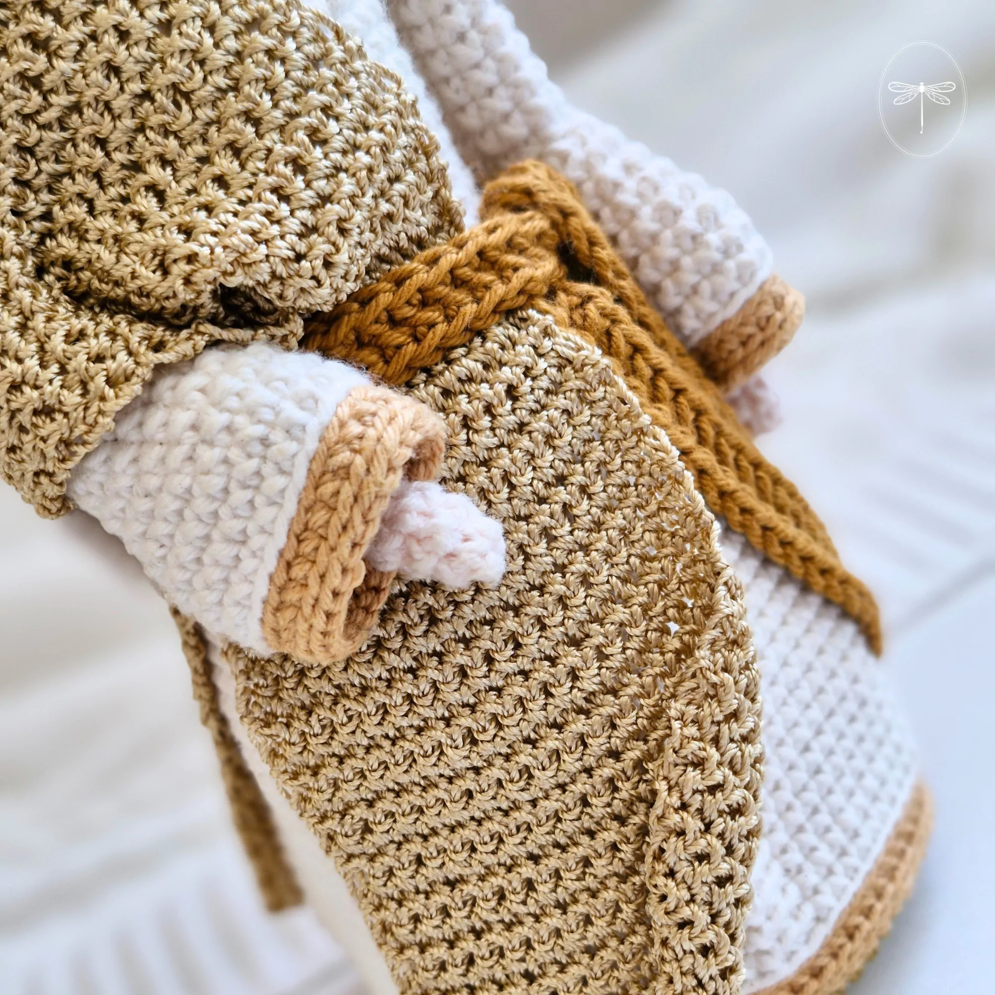 Detalhe da veste em crochê do São José em amigurumi