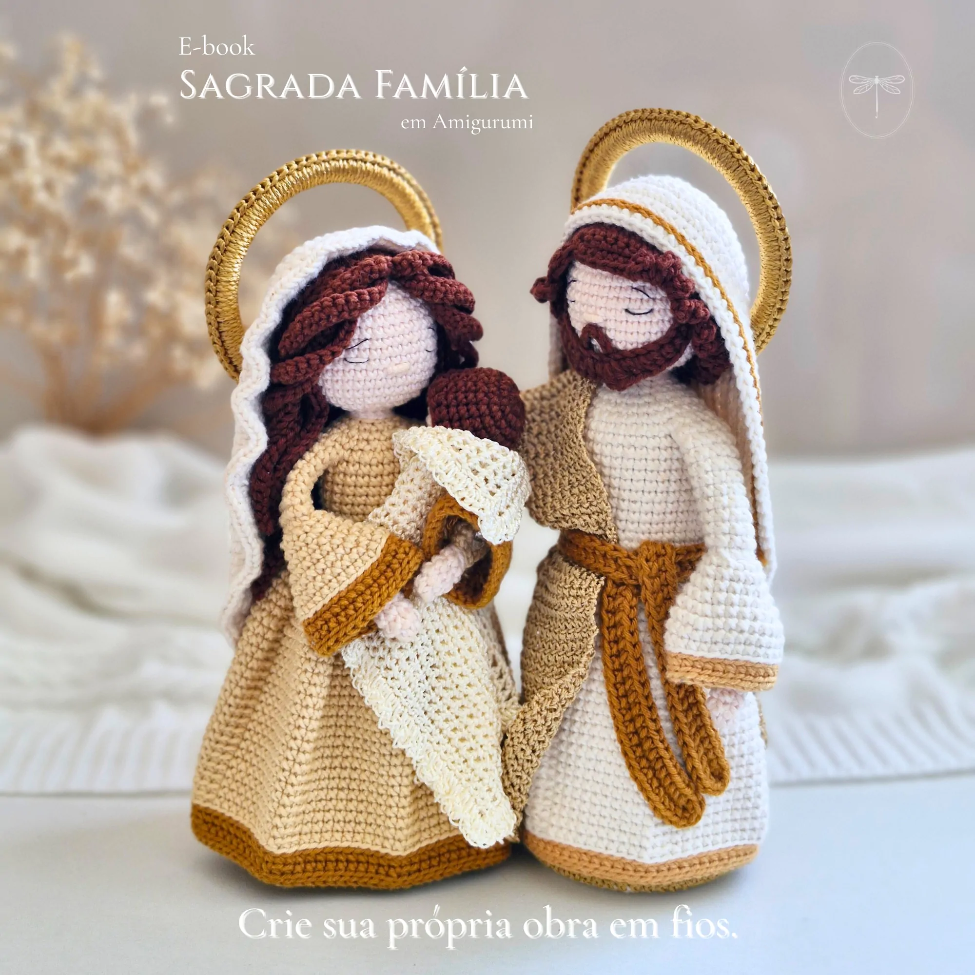 Amigurumi da Sagrada Família em crochê – Maria, José e Menino Jesus com auréolas douradas