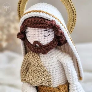 São José em amigurumi de crochê com barba marrom e auréola dourada