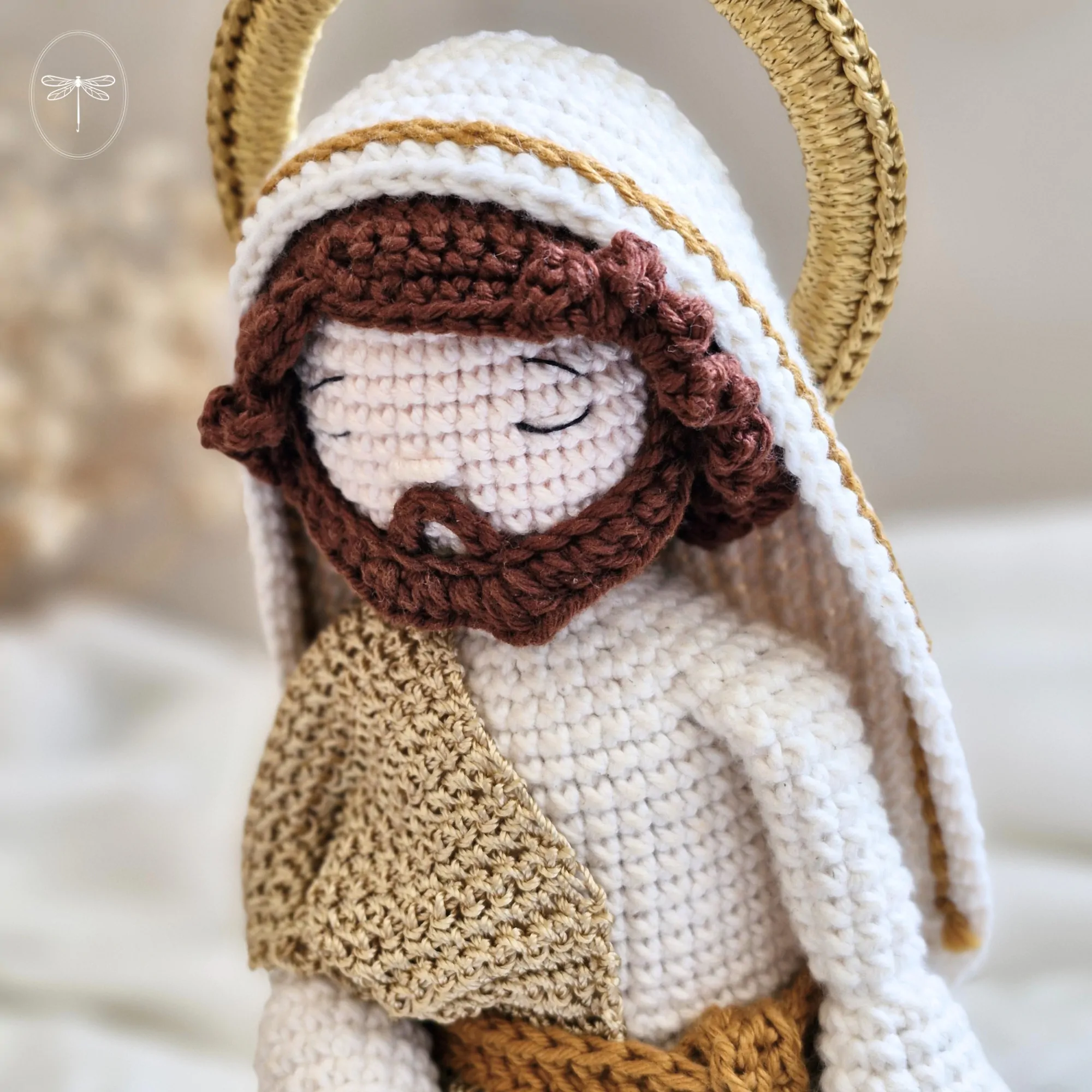 São José em amigurumi de crochê com barba marrom e auréola dourada