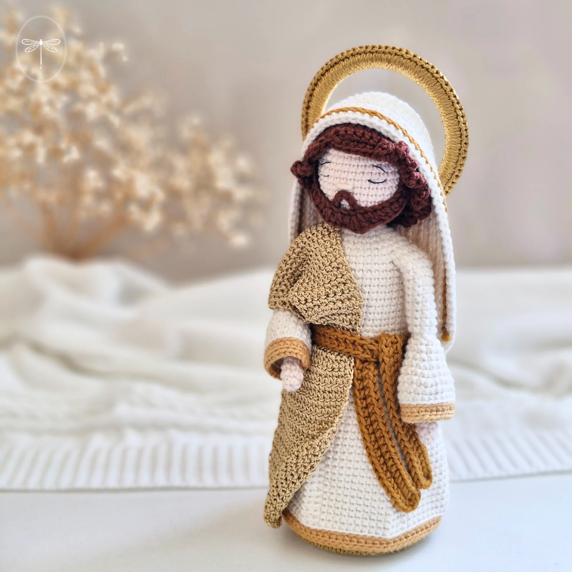 Boneco de São José em amigurumi de crochê com túnica bege e branca