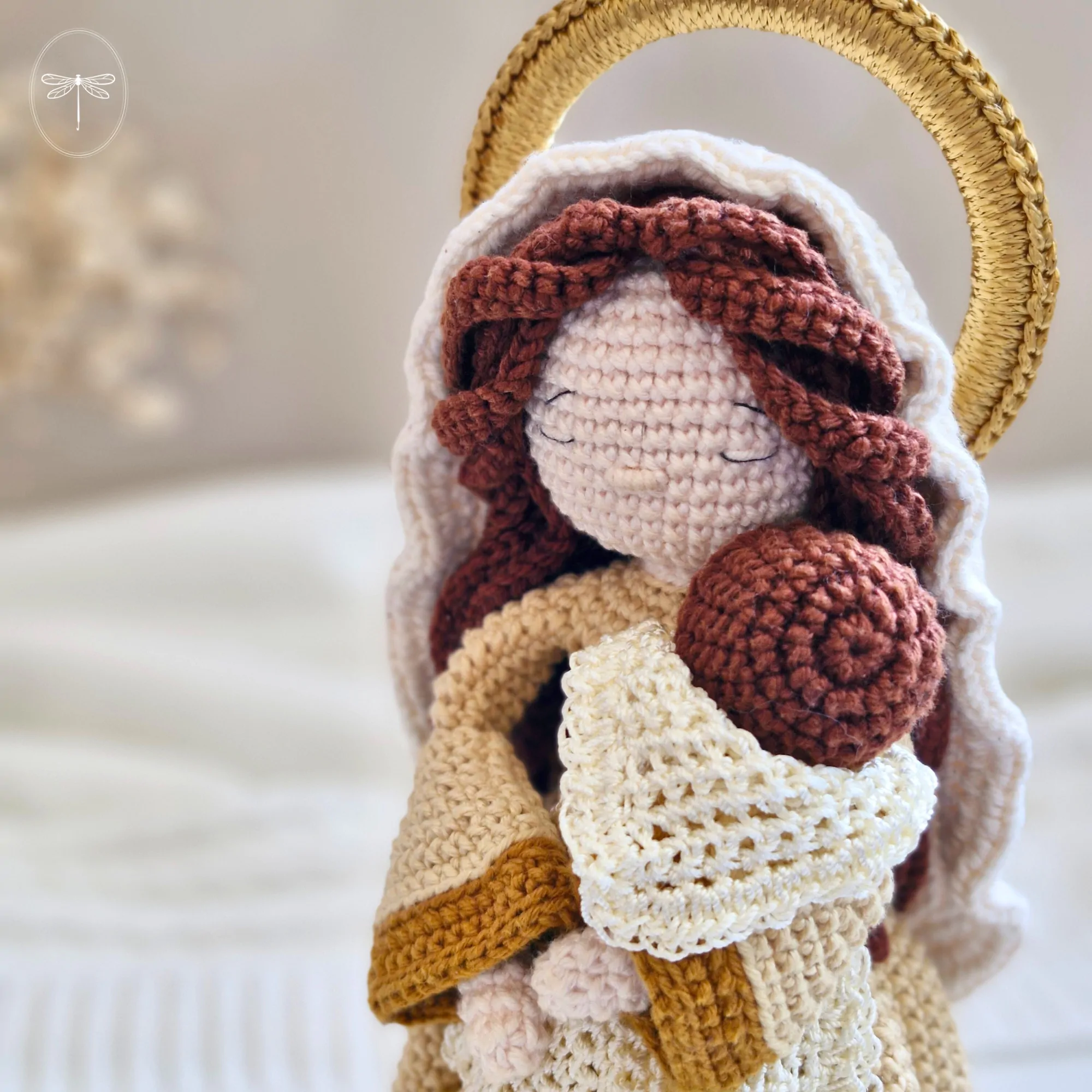 Nossa Senhora em amigurumi de crochê segurando o Menino Jesus no colo