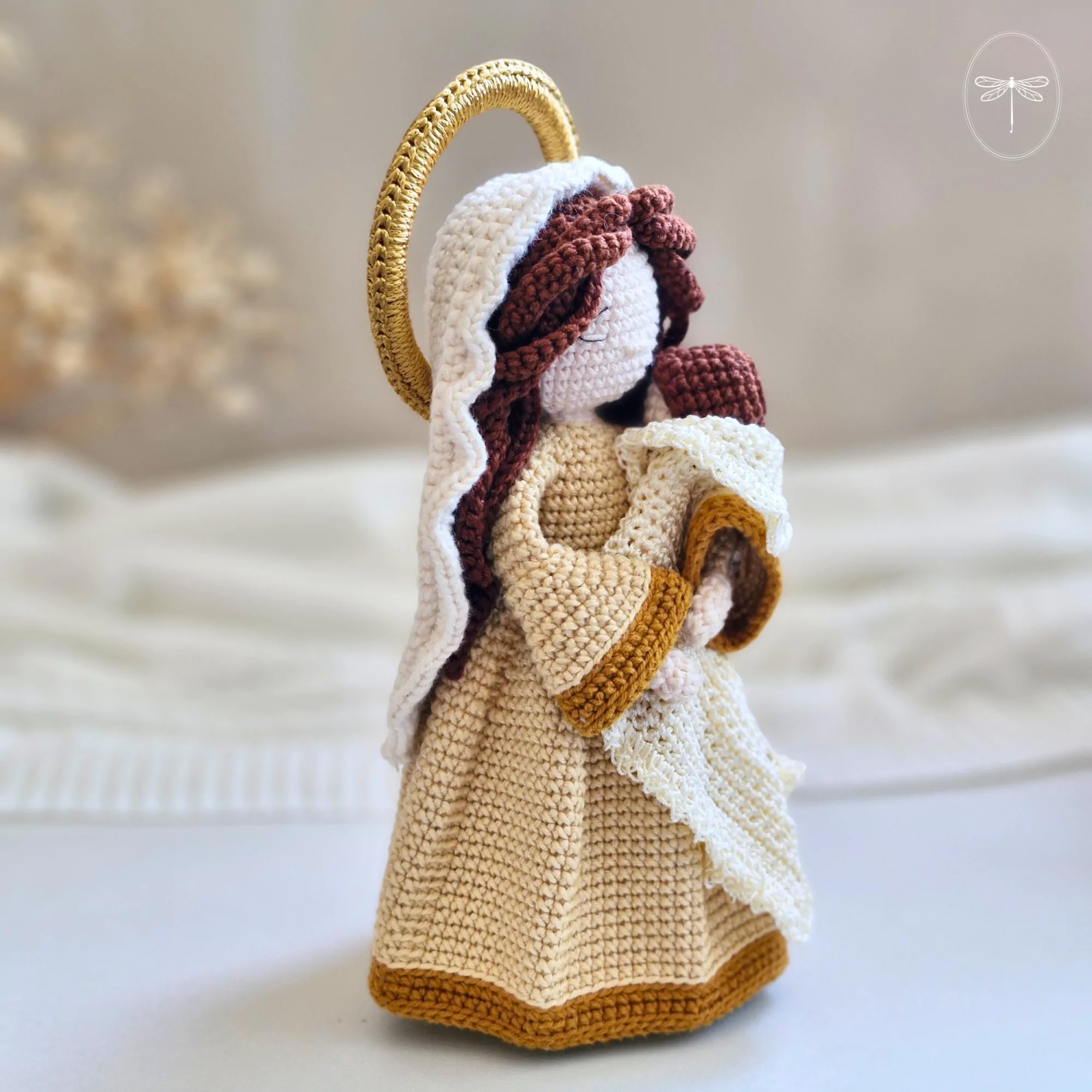 Perfil de Nossa Senhora em amigurumi de crochê com Menino Jesus nos braços