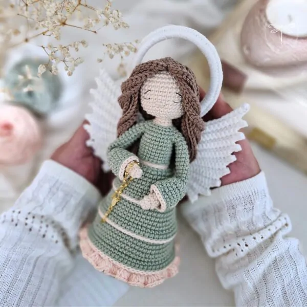 Anjo Alma em amigurumi verde sendo segurado nas mãos — e-book PDF com passo a passo