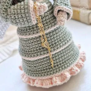 Detalhe do terço do Anjo Alma em amigurumi