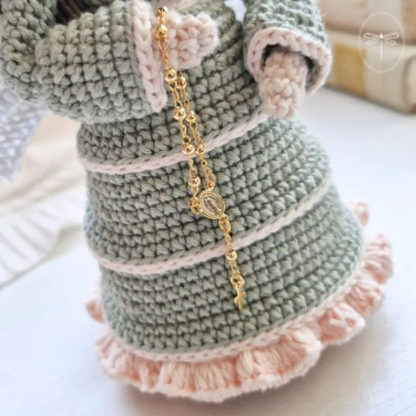 Detalhe do terço do Anjo Alma em amigurumi
