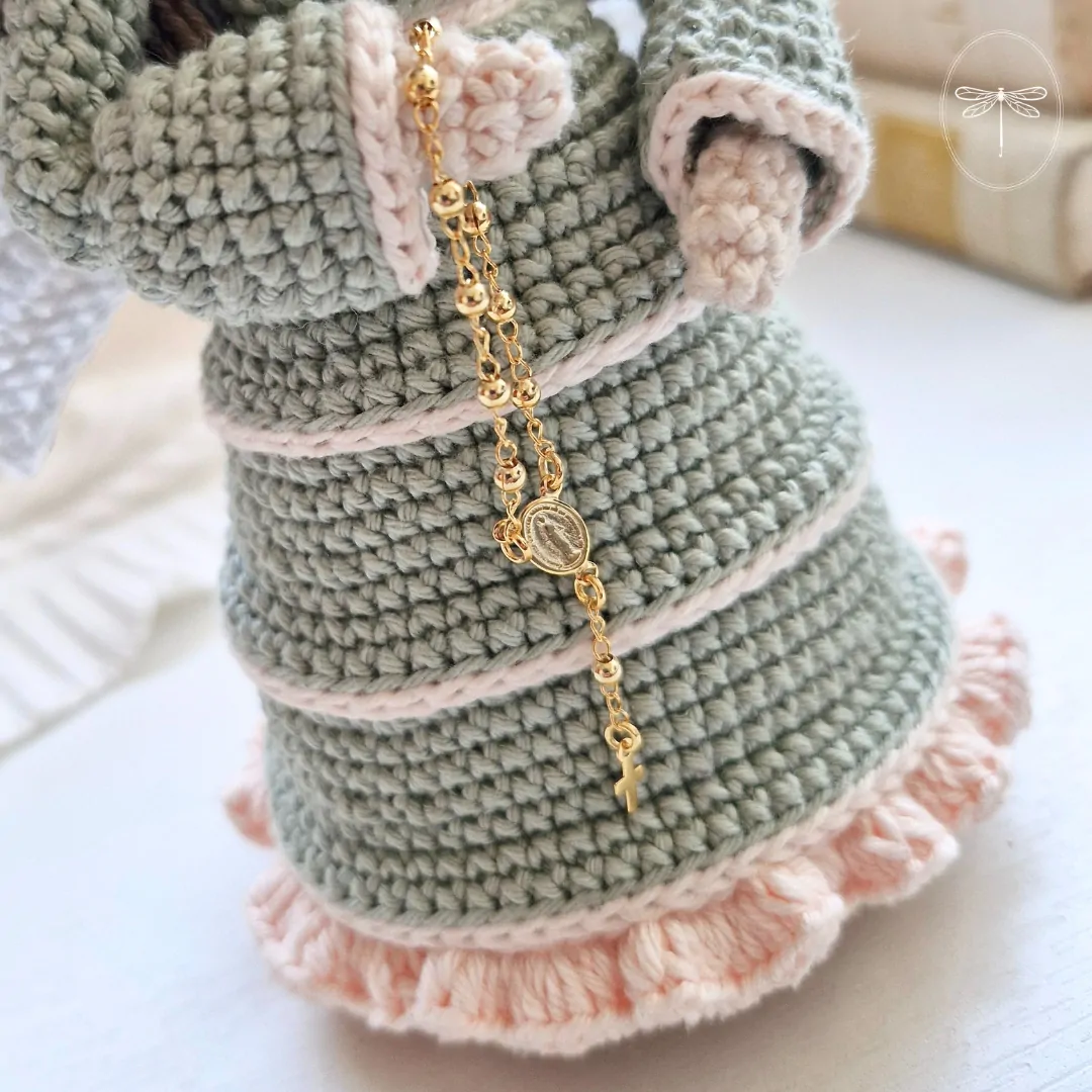 Detalhe do terço do Anjo Alma em amigurumi