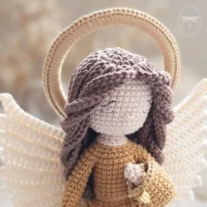 Close do rosto do Anjo Alma em amigurumi terroso