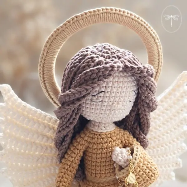 Close do rosto do Anjo Alma em amigurumi terroso