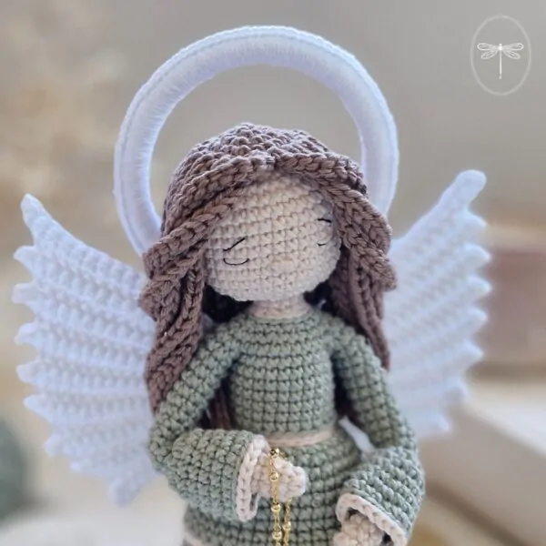 Close do rosto do Anjo Alma em amigurumi verde