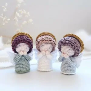 anjo em amigurumi com cores diferentes e cim significado