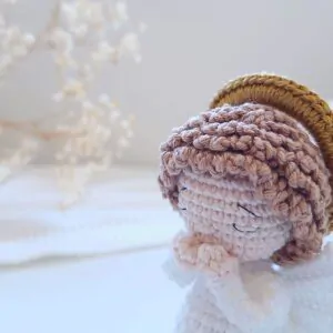 detalhe do rosto bordado em amigurumi anjo