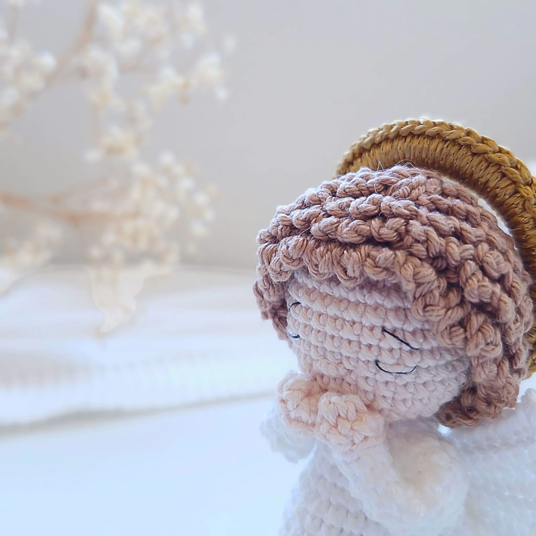 detalhe do rosto bordado em amigurumi anjo