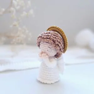 anjo em crochê com design minimalista e harmonioso