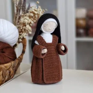 Santa Teresinha do Menino Jesus em amigurumi sem acessórios, destacando a construção do hábito carmelita e a modelagem da peça.