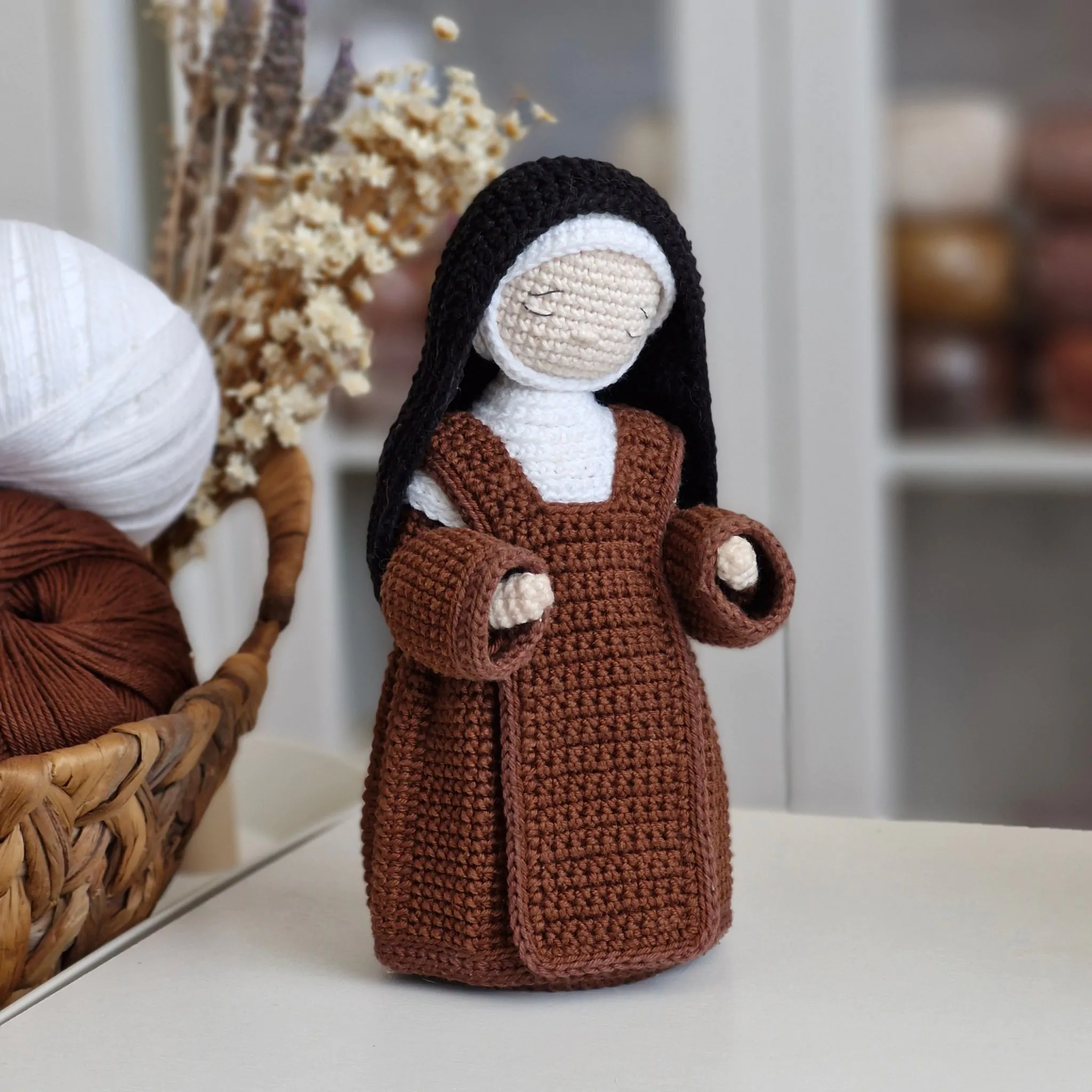 Santa Teresinha do Menino Jesus em amigurumi sem acessórios, destacando a construção do hábito carmelita e a modelagem da peça.