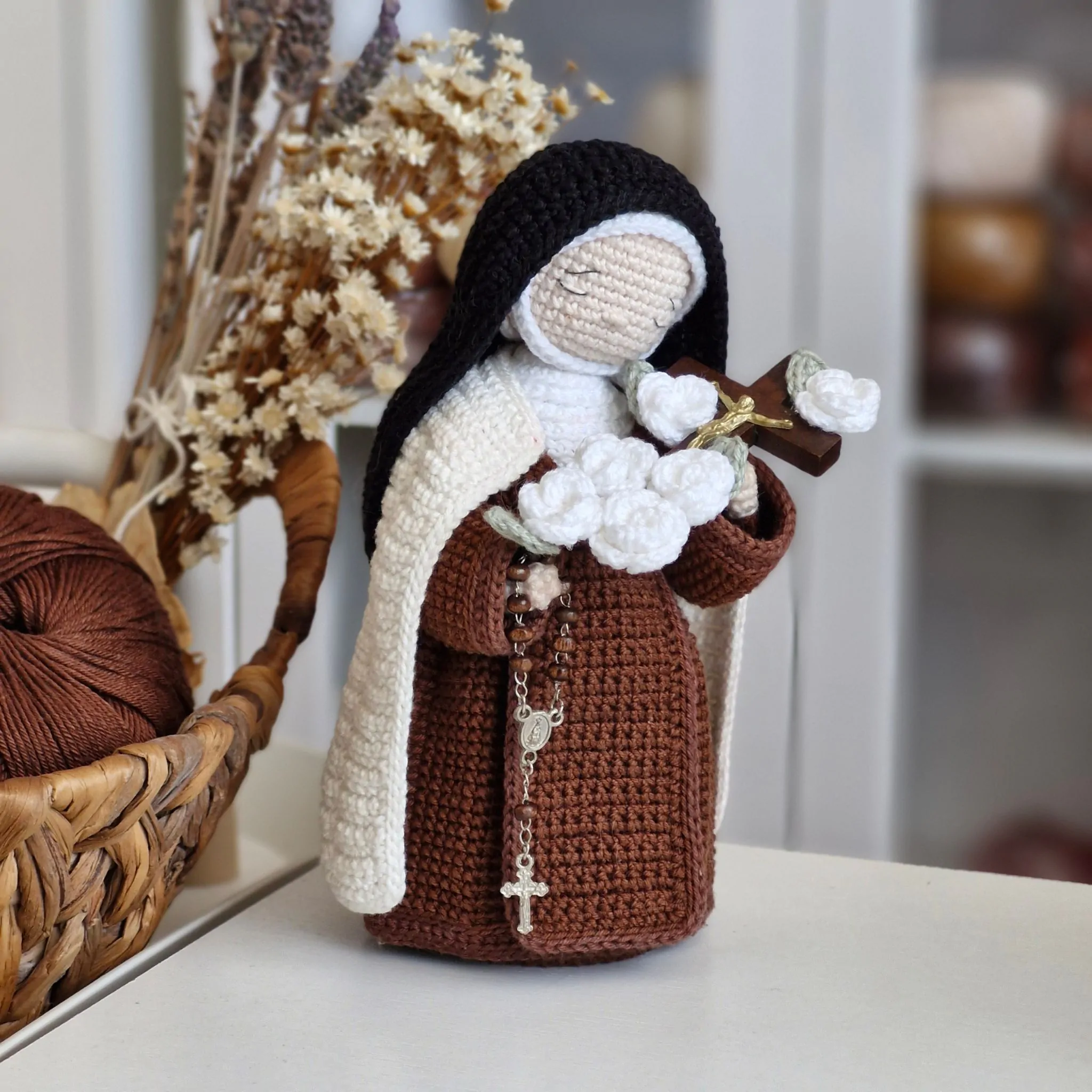 Santa Teresinha do Menino Jesus em amigurumi sem crucifixo, rosas ou rosário, destacando a estrutura do hábito carmelita e a construção da peça.