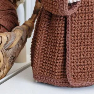 Detalhes da veste carmelita em amigurumi mostrando a modelagem, o escapulário e o acabamento da peça.