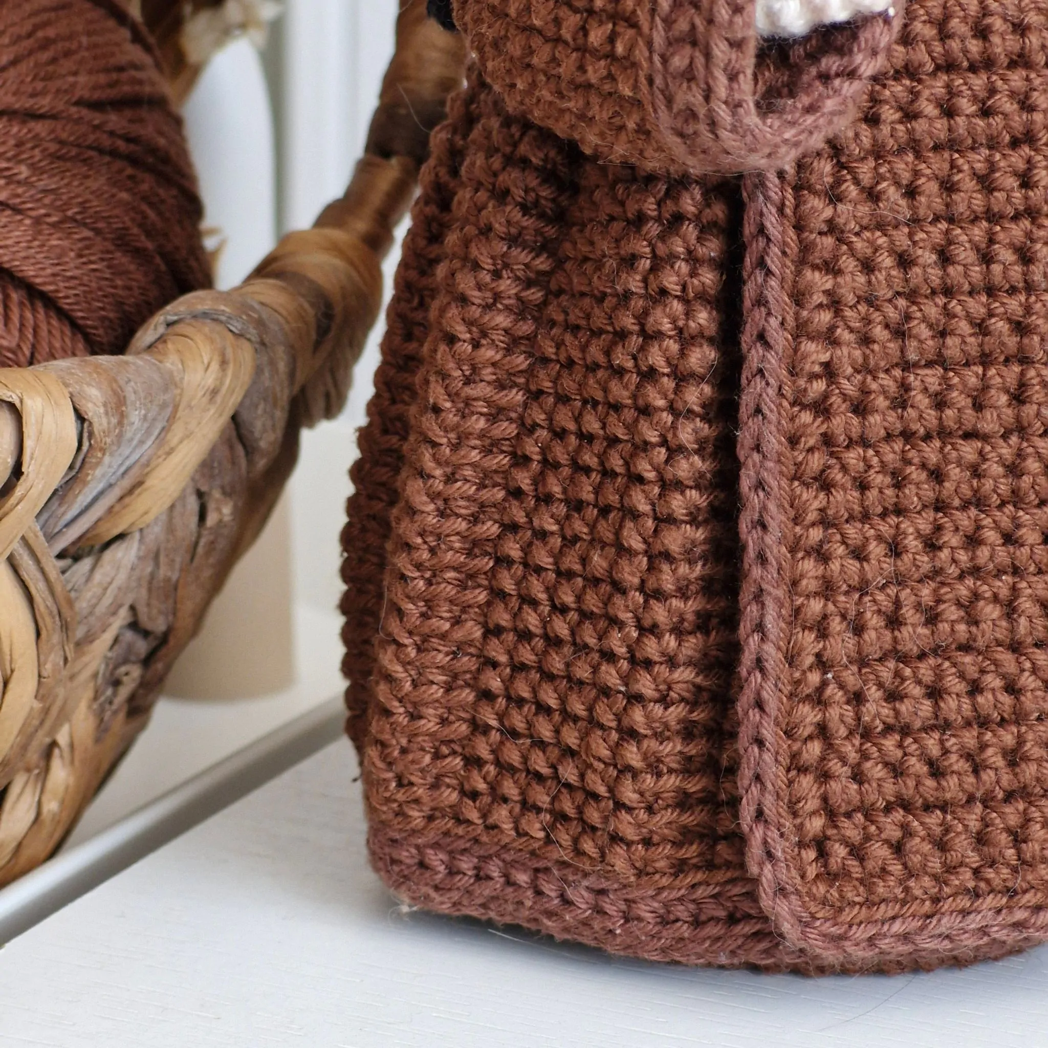 Detalhes da veste carmelita em amigurumi mostrando a modelagem, o escapulário e o acabamento da peça.