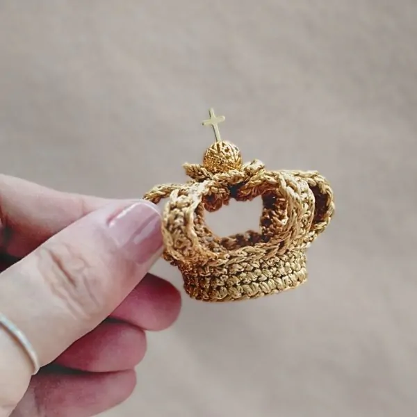 Coroa de Nossa Senhora Aparecida em crochê amigurumi