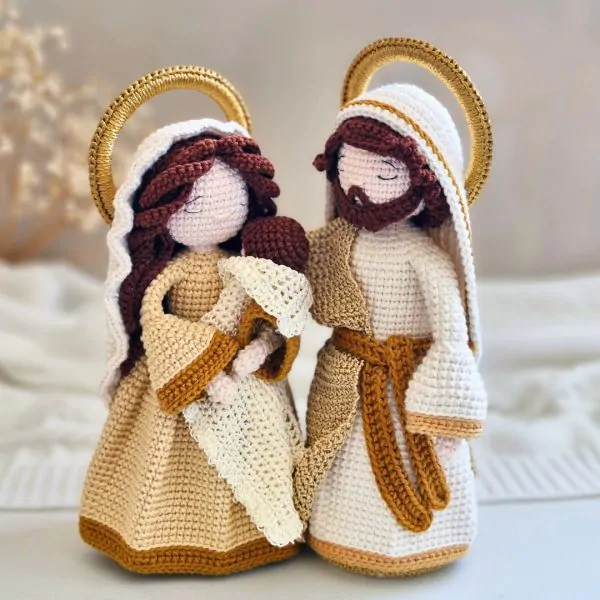 Sagrada Família em amigurumi com Maria, José e Menino Jesus em crochê artesanal