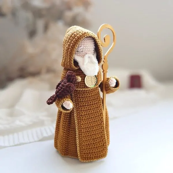 São Bento em amigurumi com medalha e báculo, peça em crochê artesanal